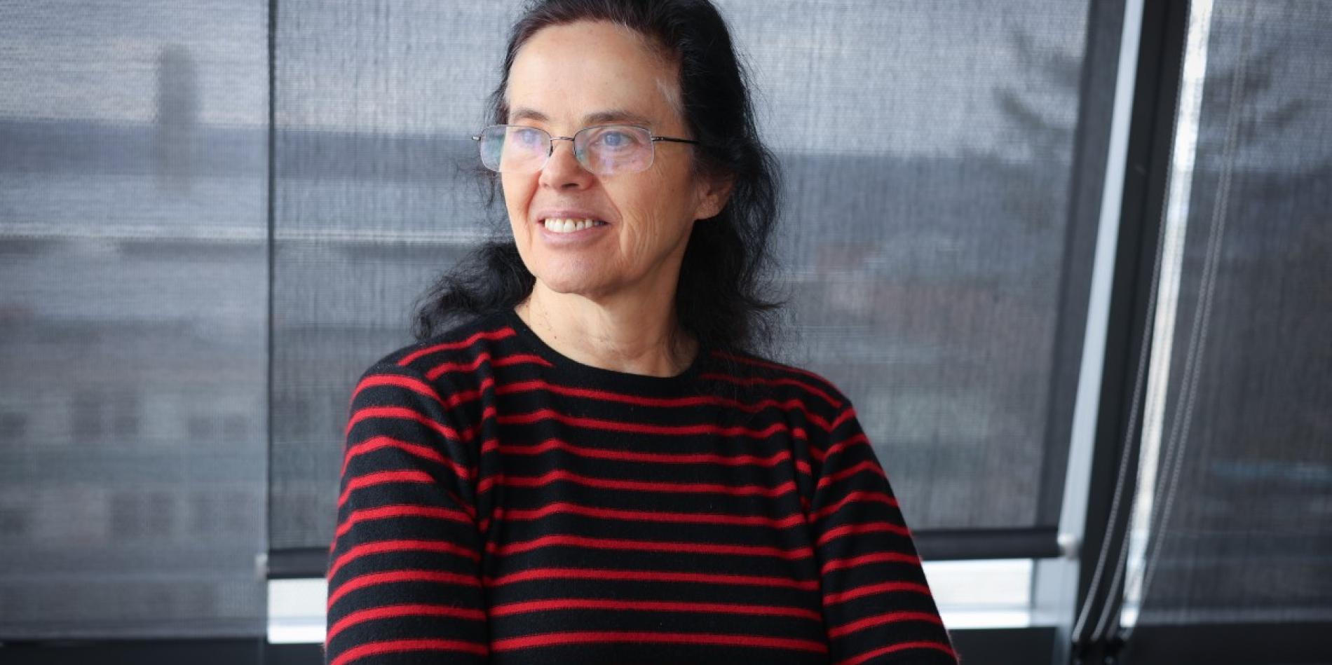 Tardos receives 2025 Carpenter Advising Award.