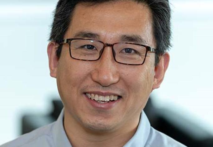 Color portrait of Haiyuan Yu